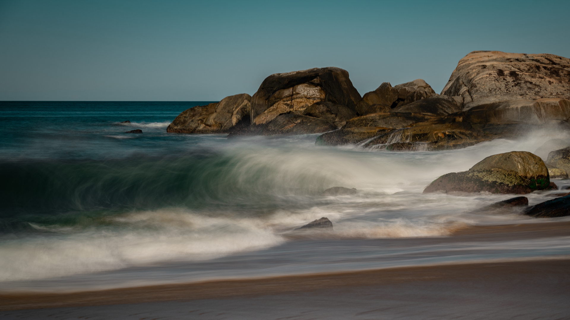 A INTOCADA PRAIA DO ESTALEIRO PELO OLHAR SENSÍVEL E POÉTICO DA FOTÓGRAFA SELENE SANMARTIN. UM PRESENTE DO MAR A PEDIDO DA ABC